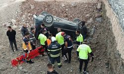 Ters dönen aracın sürücüsü yaralandı