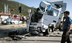 Tır, kırmızı ışıkta bekleyen otobüs ve otomobile çarptı: 6 yaralı