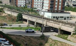 Kamyonet köprü altına sıkıştı