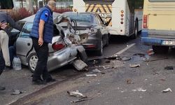 İşçi servisi kırmızı ışıkta bekleyen araçlara çarptı: 14 yaralı