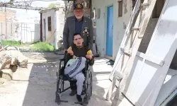 Kıbrıs gazisi, 35 yıldır yatalak oğlu için terk edilen mahalleyi bekliyor