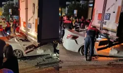 Otomobil, park halindeki TIR'a çarptı: 2 ölü