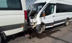 Öğretmenleri taşıyan 2 minibüs çarpıştı; 28 yaralı
