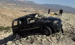 Hafif ticari araç şarampole devrildi: 3 ölü, 3 yaralı