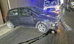 Lastiği patlayan otomobil tünel duvarına çarptı; 3'ü çocuk 5 yaralı
