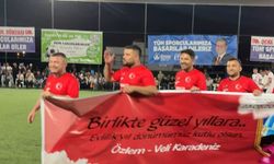 10. evlilik yıl dönümünü sahada kutladı