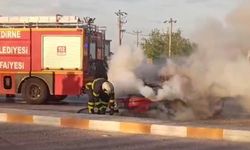 Alev alan otomobili terk eden sürücü kayıplara karıştı