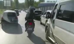 Motosiklet sürücüsü ambulansın yolunu böyle açtı
