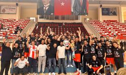 İstiklalspor Basketbol Takımı kupasını aldı