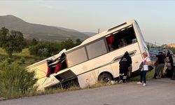 Yolcu otobüsü ile tur otobüsünün çarpıştığı kazada 27 kişi yaralandı