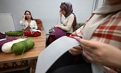 Gönüllü gençler şehit anneleri için çanta yaptı