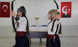 Anne kız Geleneksel Türk Okçuluğu'nda aynı hedefe ok atıyor