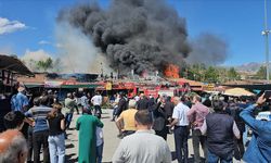 Sıralı dükkanların çatısında çıkan yangına müdahale ediliyor
