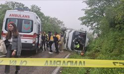 Öğrencileri taşıyan otobüs ile otomobilin çarpışması sonucu 18 kişi yaralandı