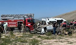 İki aracın çarpıştığı kazada 4 kişi öldü, 2 kişi yaralandı
