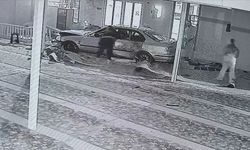 Kontrolden çıkan otomobil camiye girdi