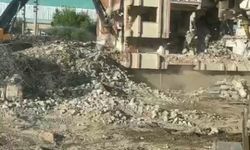 Ağır hasarlı bina tek dokunuşla yıkıldı