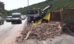 Hafriyat kamyonu devrildi, yol trafiğe kapandı