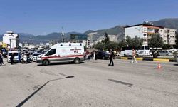 Yolun karşısına geçmeye çalışan yaşlı kadına otomobil çarptı
