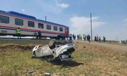 Tren otomobile çarptı: 1 yaralı