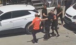 Akrabalar arasındaki bıçaklı kavgada cadde kan gölüne döndü