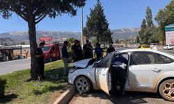 Kahramanmaraş’ta kontrolden çıkan otomobil refüje çarptı