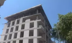 İnşaatın 5’inci katından düşen işçi ağır yaralandı