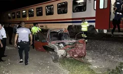 Yolcu treni, sürücüsünün raylara bırakıp kaçtığı otomobile çarptı