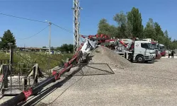 Bayrak asmak için çıktıkları vinç devrildi; 2 işçi yaralı