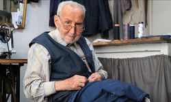 Çocukken başladığı terzilikte iğne ipliği 80 yıldır elinden düşürmüyor