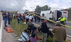 Cenaze töreninden dönenleri taşıyan midibüs devrildi: 2 ölü, 15 yaralı