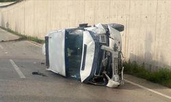 Minibüsün devrilmesi sonucu 10 kişi yaralandı