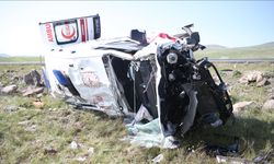 Ambulans şarampole devrildi, 4 sağlıkçı yaralandı