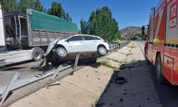 Kahramanmaraş’ta kontrolden çıkan araç bariyerde asılı kaldı