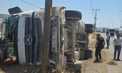 Kahramanmaraş’ta hafriyat kamyonu devrildi