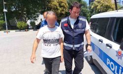 Park halindeki otomobilin üzerine battaniye örtüp ateşe verdi