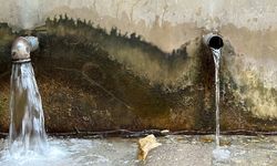 Kahramanmaraş'ta dağdan çıkan su, vatandaşı serinletiyor