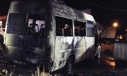 Park halindeki iki minibüs alev topuna döndü