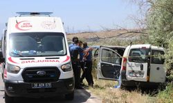 Hafif ticari araç, park halindeki araca çarptı; 1 ölü, 8 yaralı