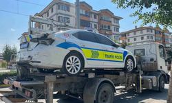 Kazayı inceleyen polisin aracına kontrolden çıkan otomobil çarptı