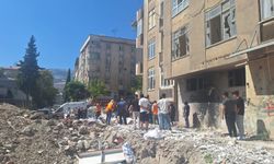 Kahramanmaraş’ta hasarlı binadan başına iki torba moloz düştü