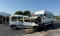 İşçi servis minibüsü ile hafif ticari araç çarpıştı: 1 ölü, 13 yaralı