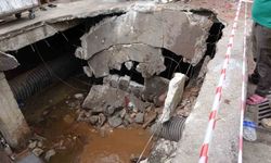 Beton zemin çöktü, hafriyat kamyonu içine düştü