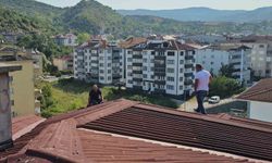 Binanın çatısına çıkan alkollü şahsı ikna etmek için 3 saat çabaladılar