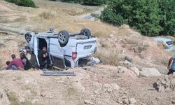 Hafif ticari araç şarampole yuvarlandı: 2’si ağır 5 yaralı