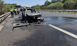 Otoyolda yabancı plakalı otomobil alev alev yandı