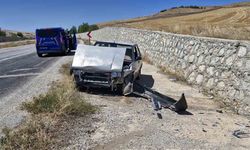 Kontrolden çıkan otomobil duvara çarptı: 2 yaralı
