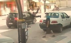 Otomobilin çarptığı genç metrelerce havaya savruldu