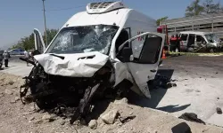 Minibüs ile hafif ticari araç çarpıştı; kayınvalide, kayınpeder ile gelin öldü