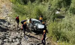 Otomobil dere yatağına uçtu: 2 ölü